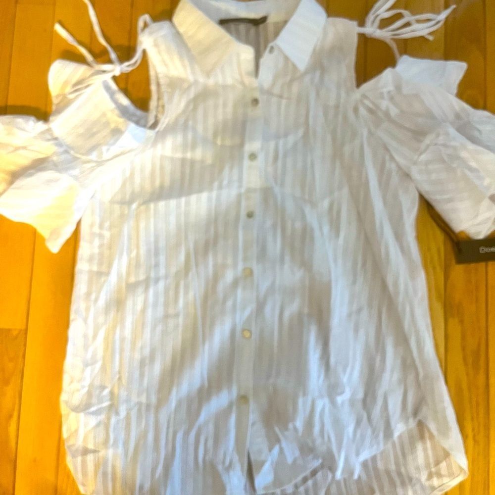 NWT Doe and Rae cold shoulder button down top